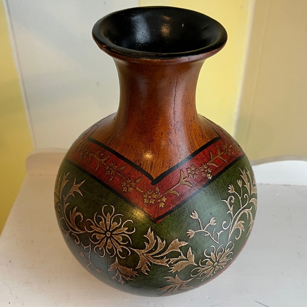Hand-carved terra cotta pottery vase with a floral inlay design - Picture 3 of 7